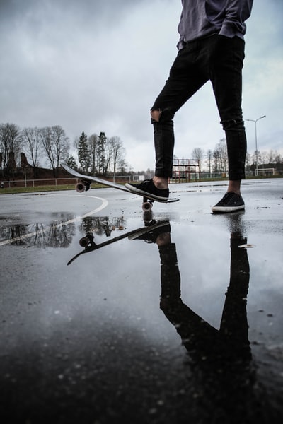 Skateboard wear black pants
